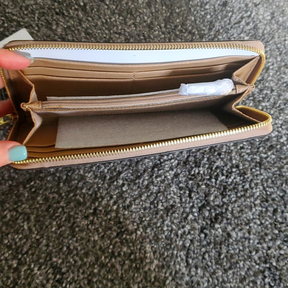 NWT Michael kors jet set wallet.. - Picture 3 of 4